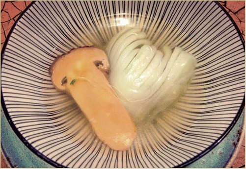 圖為銅鑼灣時代廣場「雲陽」陳啟德師傅的「開水白菜」，加了松茸，令香味更雋逸。