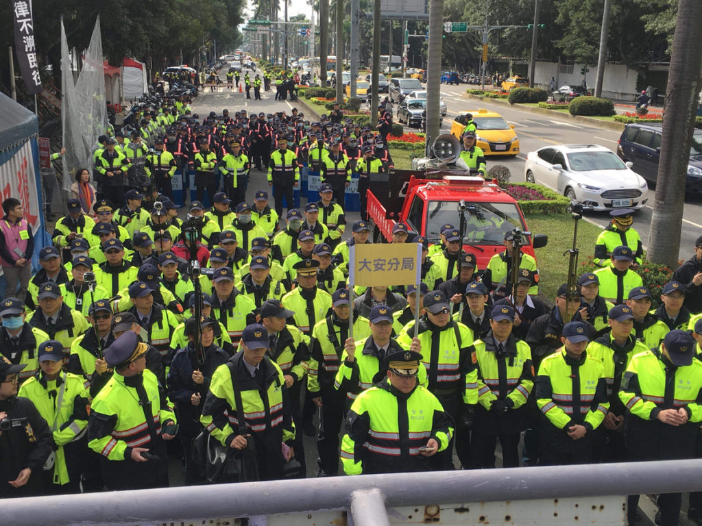 記者在現場見證台灣警察懾人的氣勢。
