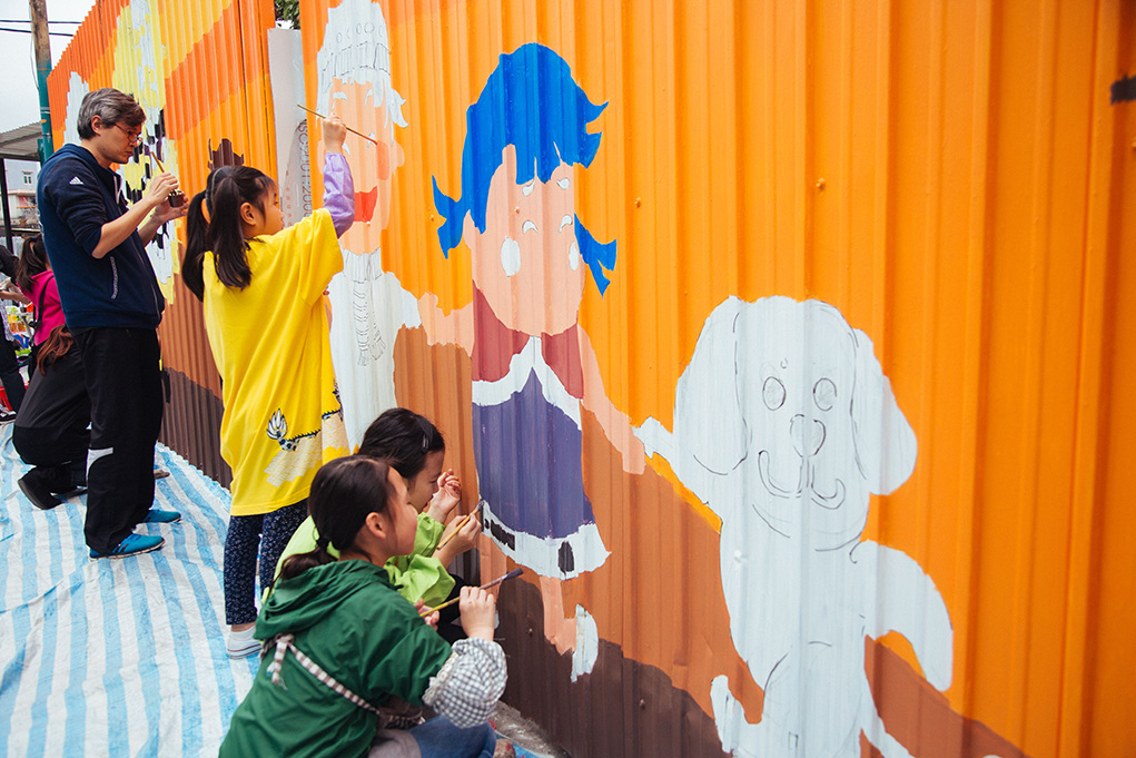 一班學畫畫的小朋友和家長來到錦田村畫壁畫，有的已經來了好幾個週末。