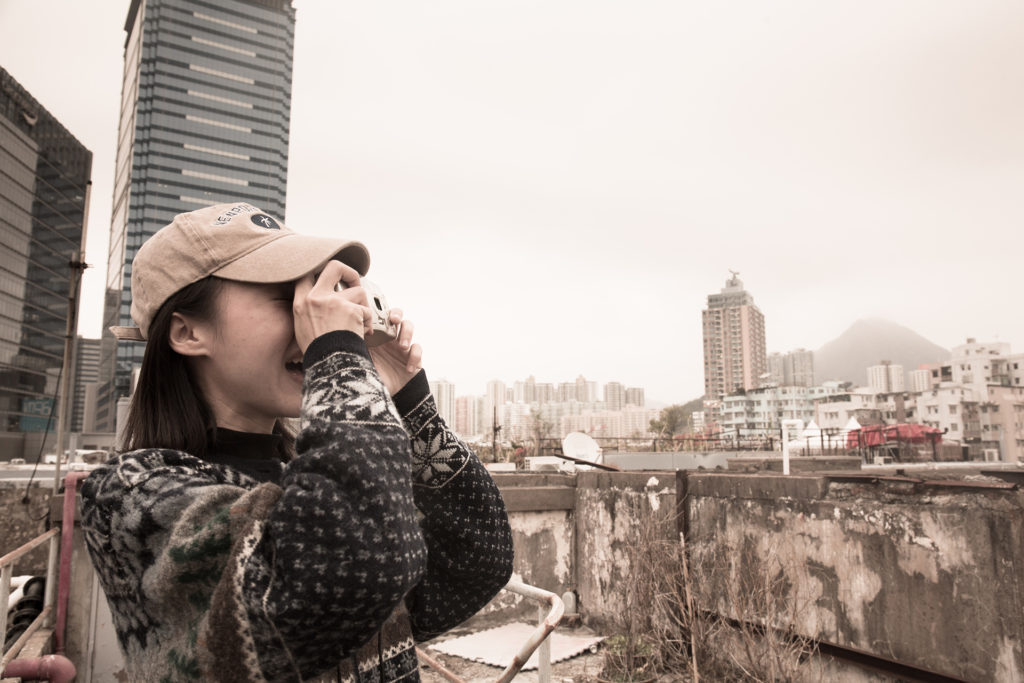 站在香港的工廠天台，依玲也忍不住拍下充滿大城市味道的高樓大廈。
