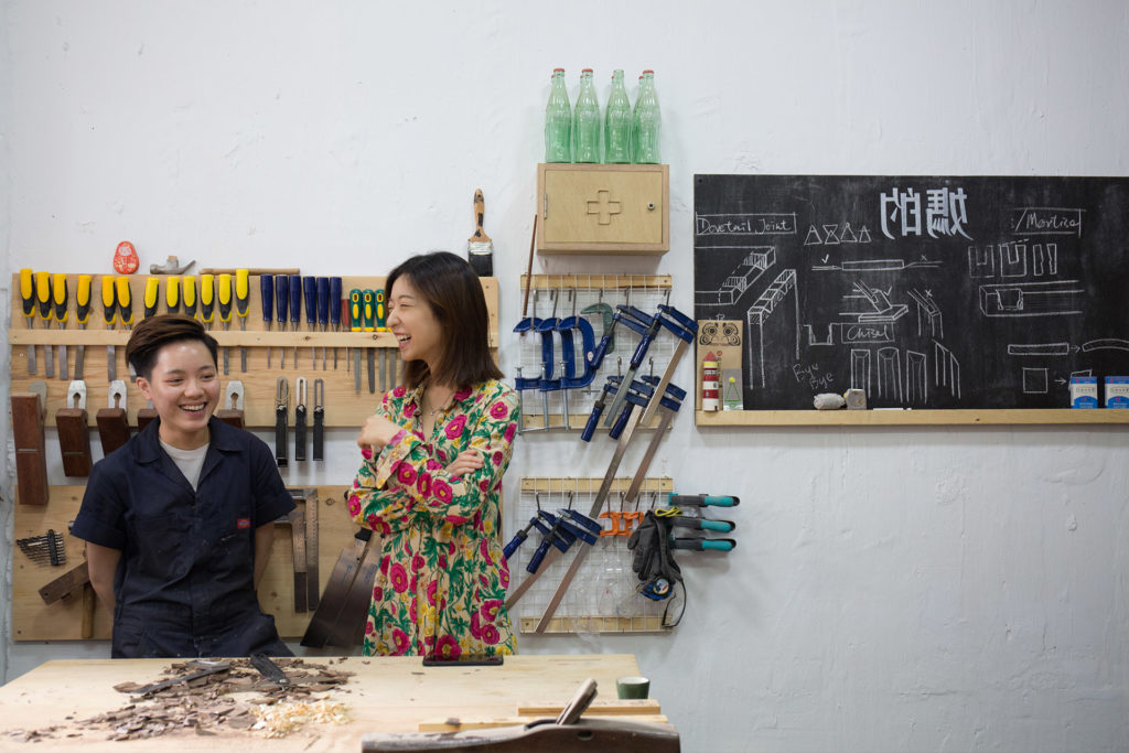 Jasmine（右）與好朋友Lam（左）合租了一家工作室。一人畫畫，一人做木工，最喜歡平日開大喇叭放音樂。