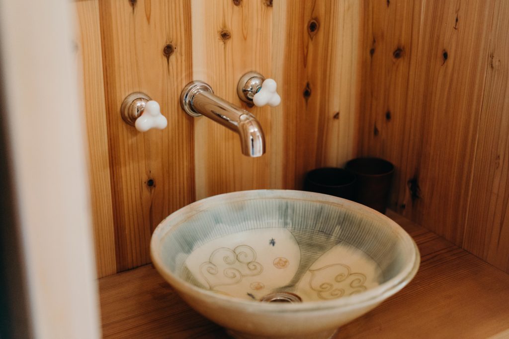 而陶製洗臉盆及雲狀的水龍頭開關，則是出自京都在地陶藝家富金原塊之手。