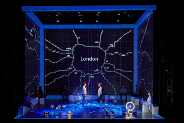《深夜小狗神秘習題》的舞台設計使用了大量燈光和投影，把主角的虛幻想像呈現於觀眾眼前。