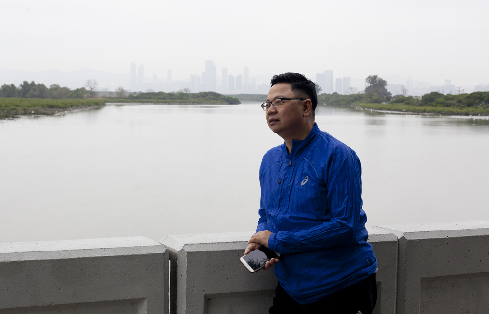 朱江瑋慢跑南生圍，面向深圳向記者說：國內數碼支付欠缺人性化一面，基層市民最終會成為數碼評核下的受害者。