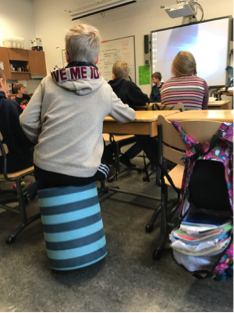 課室內，同學可選擇不同座椅，坐活動座的也不一定是 SEN 學生。Karhusuo 學校的課室更有超過十款凳，大部分的都可以旋轉和搖晃。