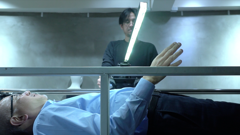 藝術家林欣傑正在掃瞄陳立基的身體