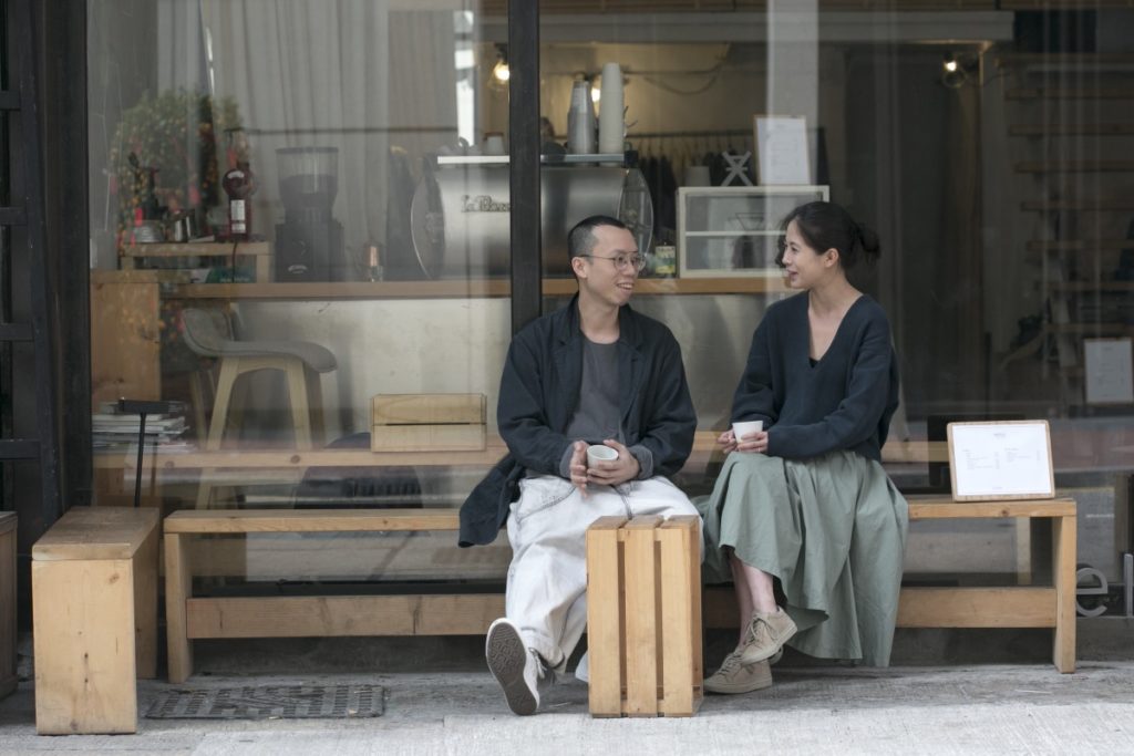 服裝店負責人阿苗（左）和咖啡師Rity合辦咖啡店，成為鬧市中的一個寧靜的綠洲。