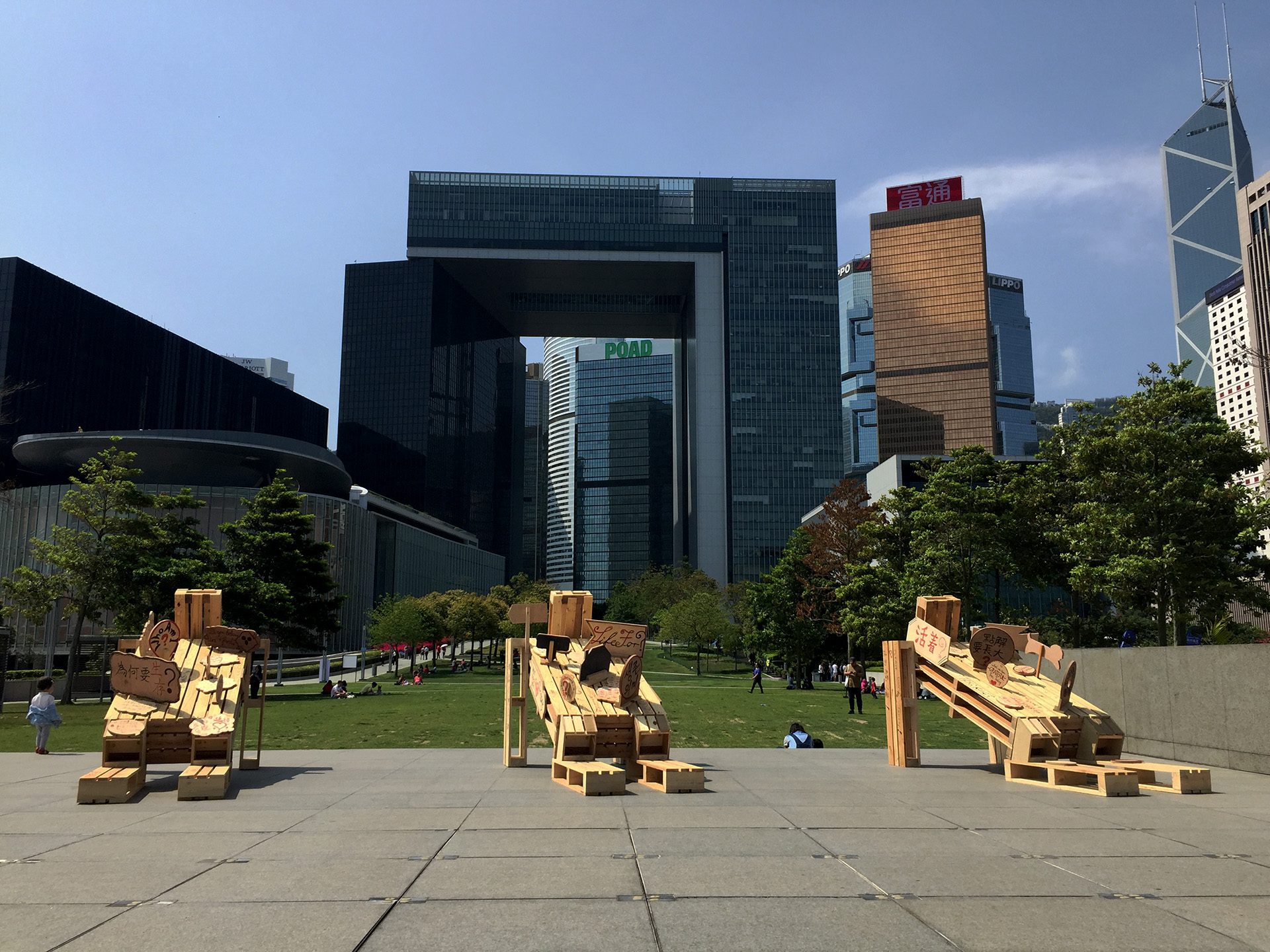 香港藝術家王天仁，在復活節期間，於天馬公園展出作品《天問》。