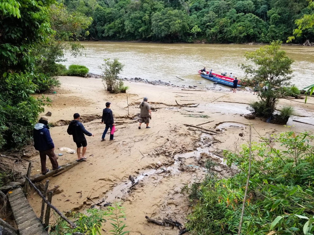 經過3-4小時的爛泥路車程，考察隊還要坐船深入叢林的村莊。