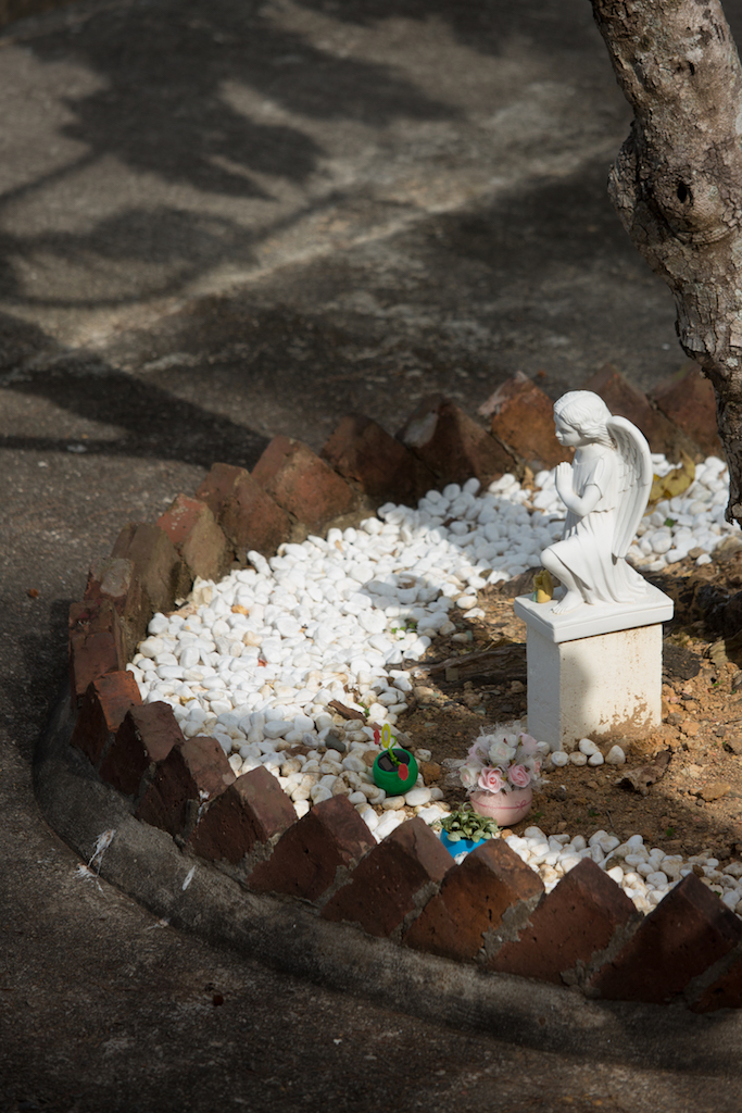 柴灣歌連臣角天主教聖十字架墳場的天使花園，是全港目前唯一一個可以合法地安葬二十四周以下流產嬰的地方。