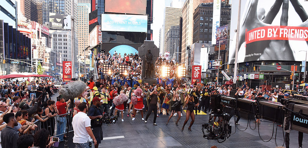 紐約時代廣場大型歌舞讓觀眾看得如坐針氈。