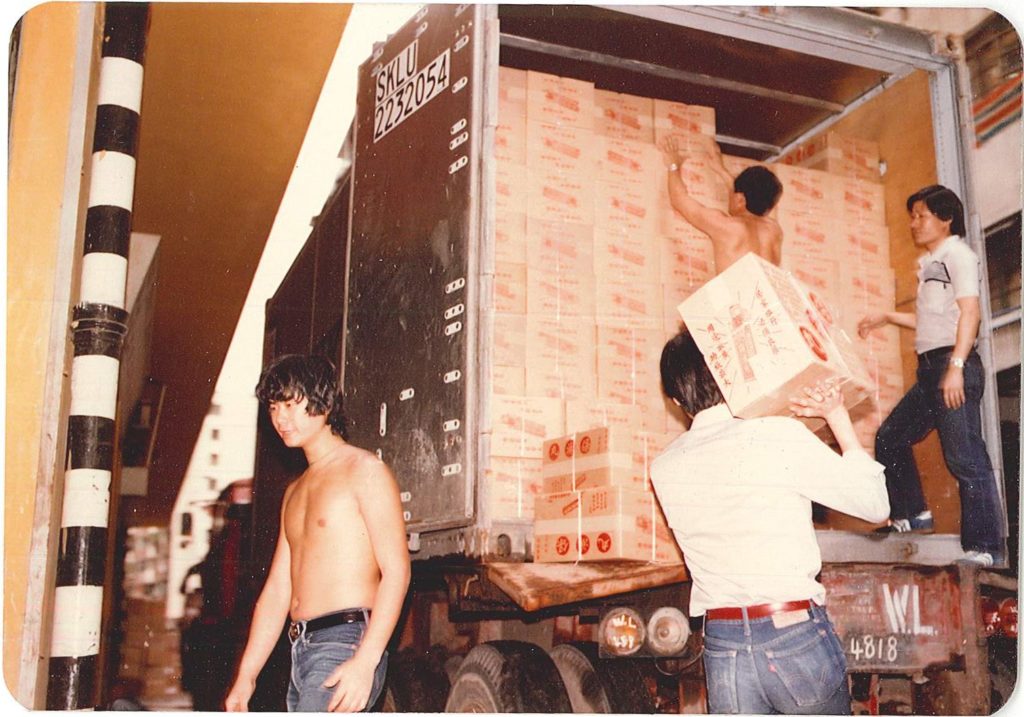 八十年代於北角廠房準備分發貨物的情景。
