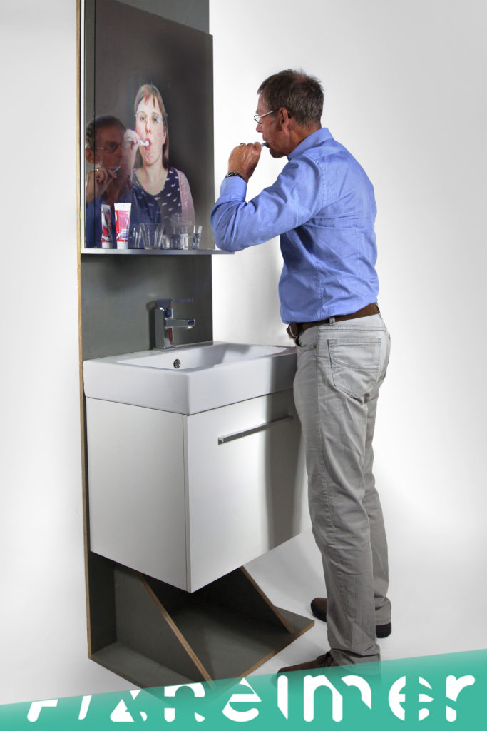 ADS-mirror中的錄像是設計師Gerjanne van Gink本人，以極慢速度帶領患有認知障礙症的老人完成梳洗動作。