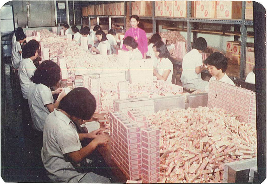 保濟丸八十年代於北角廠房內進行的人手包裝工序。