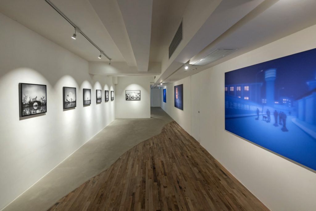 展廳的走廊把黑白與彩色作品劃分兩邊，清晰將黃曉亮的創作歷程分割為兩個階段。