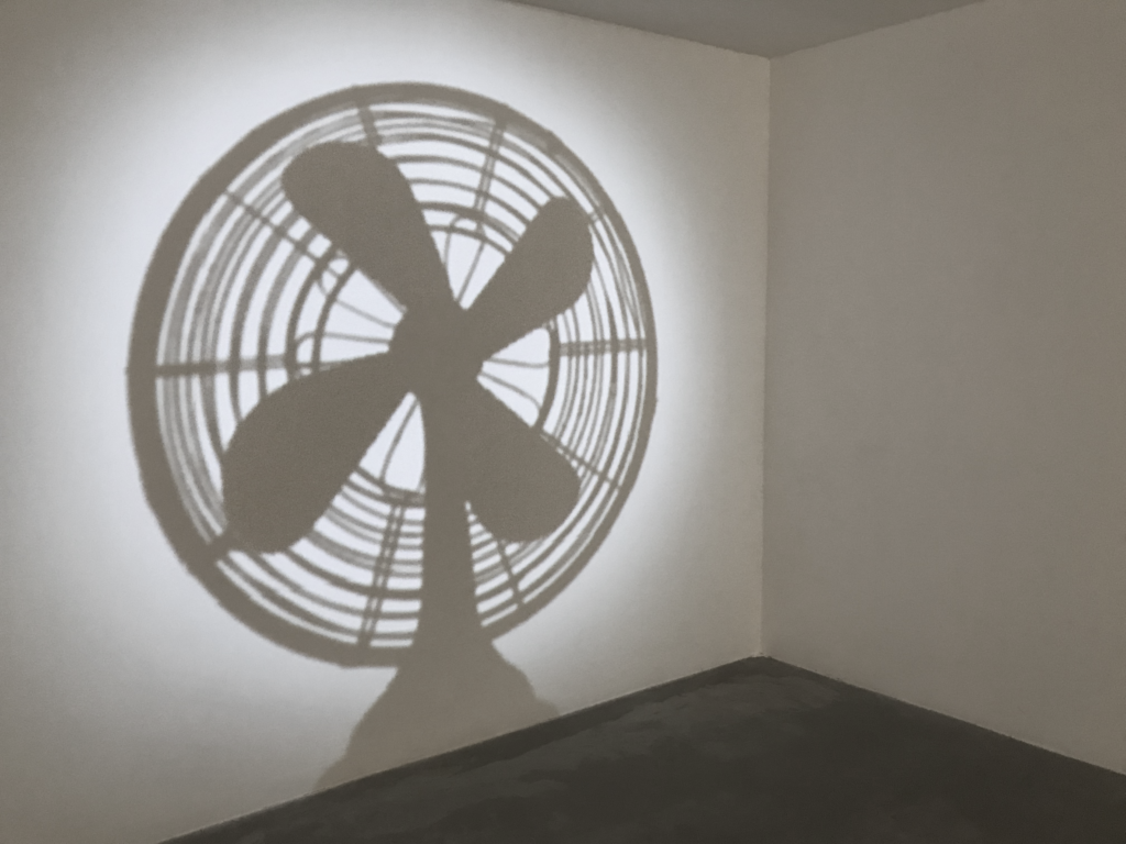黃曉亮認為電風扇是家居常見的物件，它轉動的影子總會令人憶起過往的生活片段。