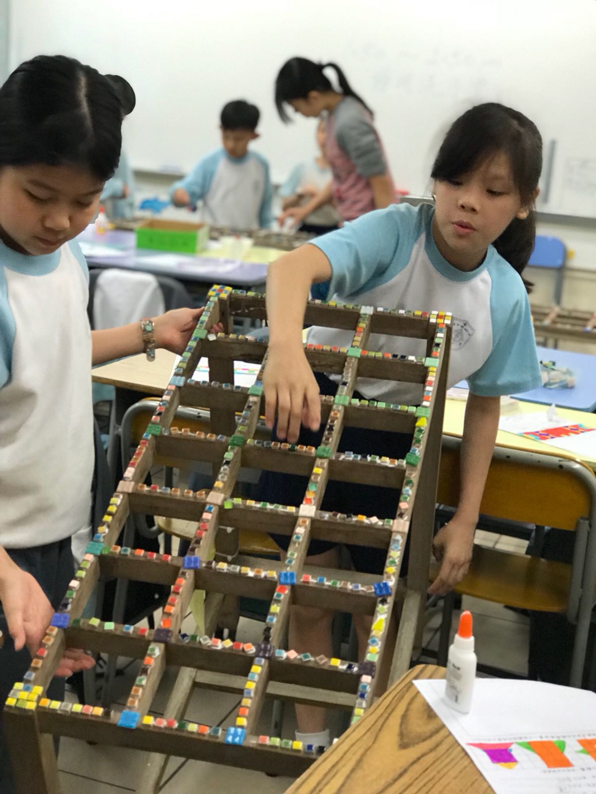 四年級學生翻新學校的遮架，發揮創意小宇宙。