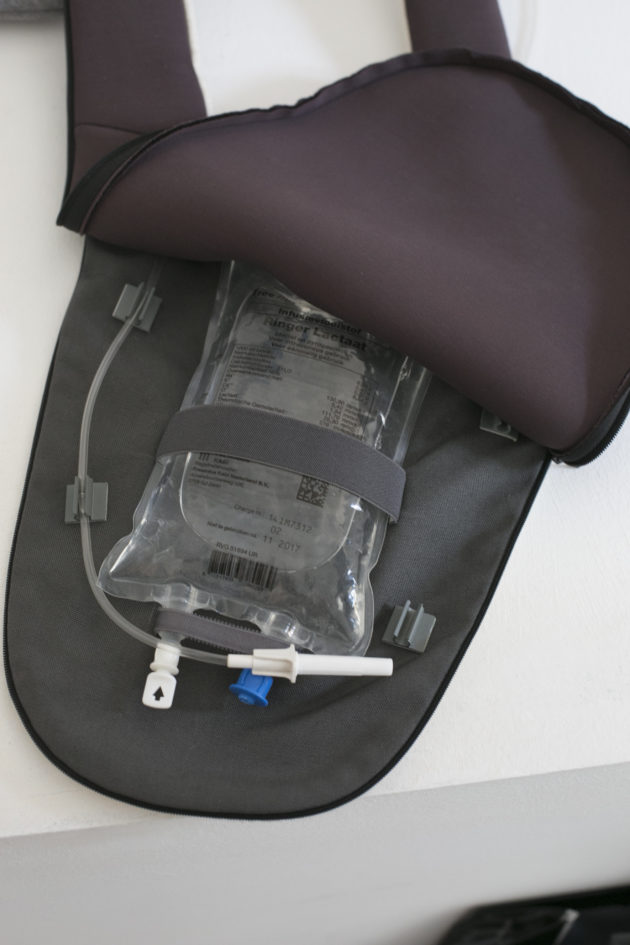 IV-Walk設計就如背包，鹽水袋放置在內，就能行動自如，不用經常拿着IV架。
