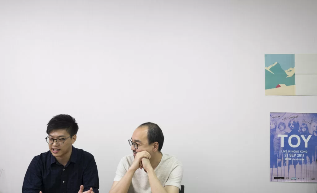 葉梓誦（左）與譚以諾（右）的編輯團隊共九人，這次合作希望在保留自己原有讀者外，再善用對方的資源開拓新讀者。