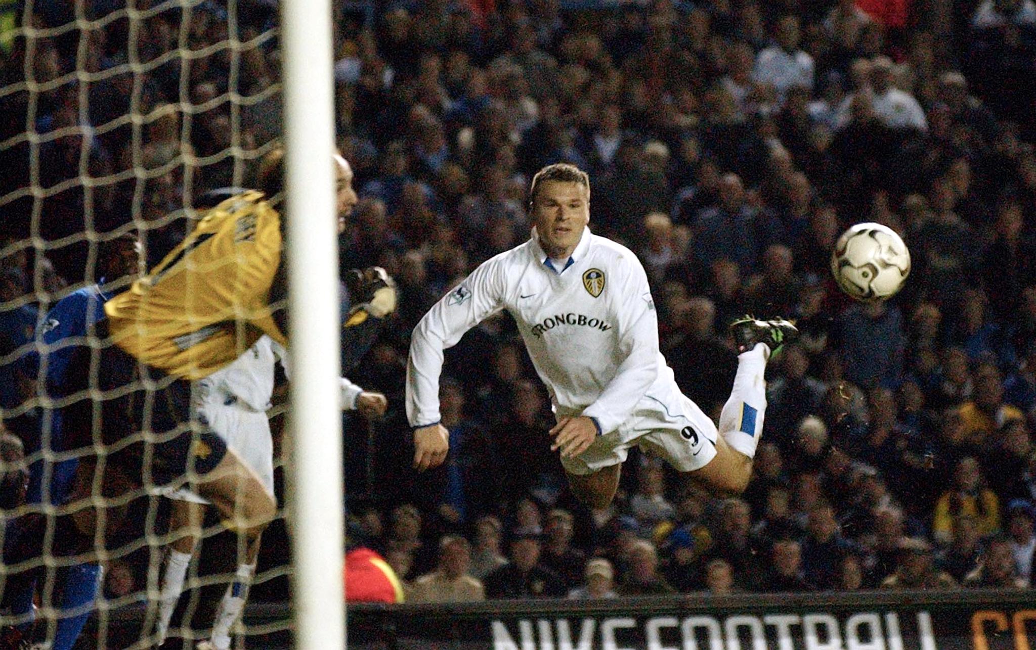 Leeds United Mark Viduka dives to head the ball against Chelsea during their Premiereship clash at Elland Rd in Leeds 28 December 2002. AFP PHOTO Paul Barker / AFP PHOTO / PAUL BARKER