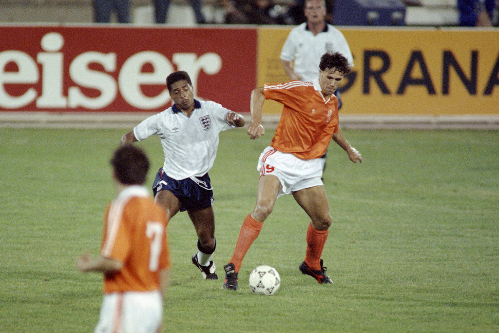 Netherland's forward Marco van Basten (R) vies with English player, during the FIFA World Cup 1990 football match England vs Netherlands at the Cagliari stadio Saint'Elia, on June 16, 1990. AFP PHOTO GEORGES JOBET/PASCAL GEORGE / AFP PHOTO / GEORGES GOBET AND PASCAL GEORGE