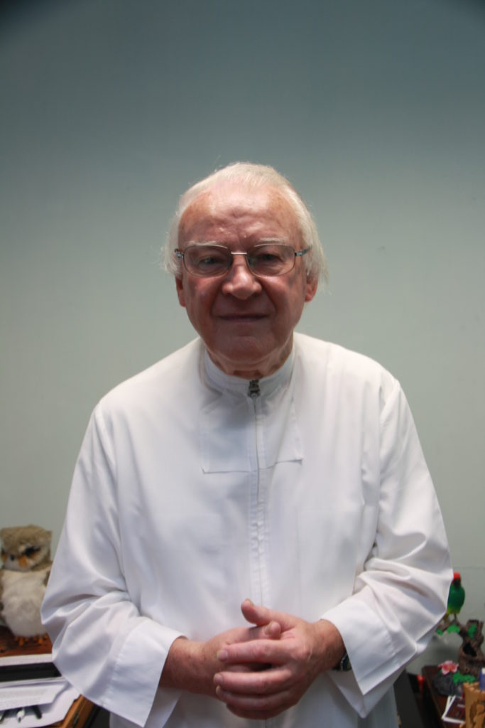 湯瑪士修士（1942-2017）於1955年加入喇沙會，1964年在聖若瑟書院擔任老師， 於1986年榮升校長及校監，十六年後退任校長並擔任校監至2014年退休，於去年與世長辭。