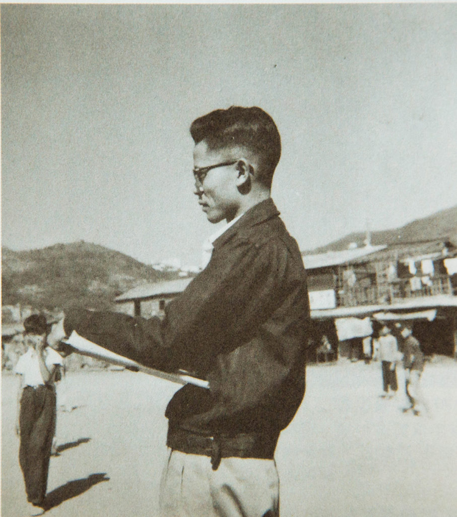1950年代，江啟明在木屋區寫生，因為隨時被人驅趕，使用手提畫具方便走動。