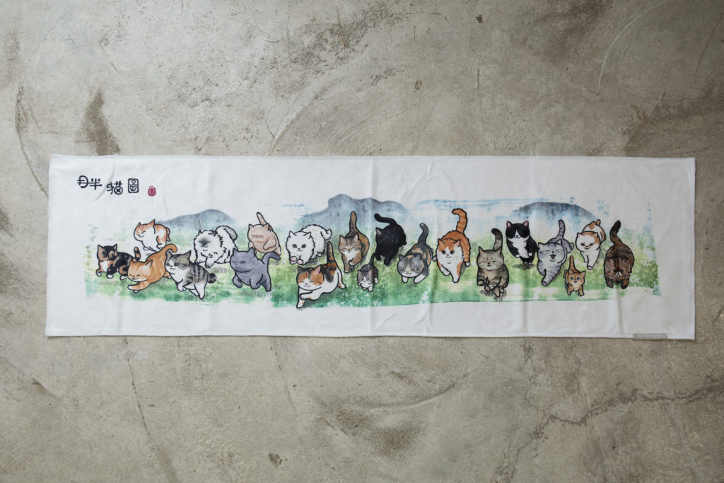 觸感柔軟的毛巾印上仿《百駿圖》的廿貓奔騰水彩畫，得到歐美顧客垂青。 約$150