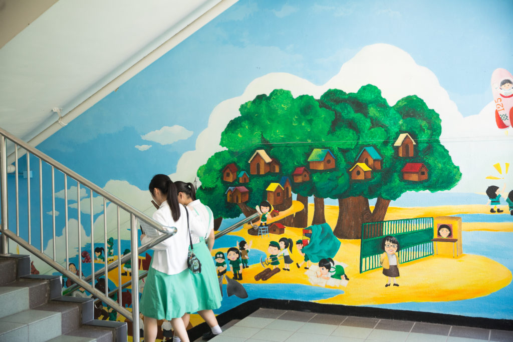 校園內繪上色彩斑爛的壁畫，記錄校園生活及各任校長的模樣。