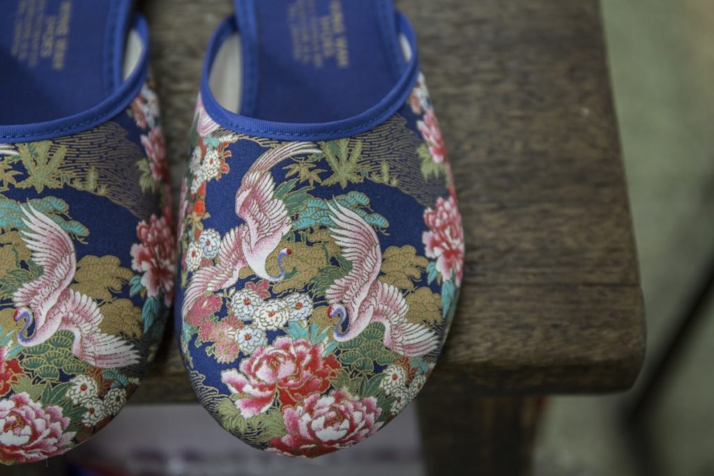 藍色壽鶴繡花拖採用日本織錦面，屬本地製鞋師傅今年推出的新設計，穿來出街也絕不失禮。