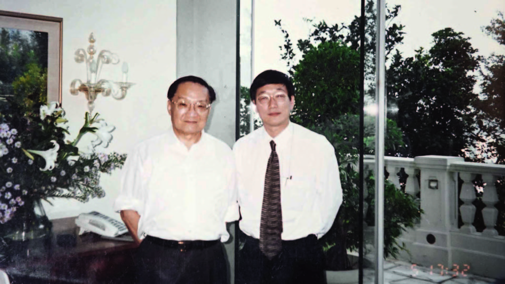 1996年9月金庸做過心臟搭橋手術後在家中靜養，作者往金庸家中拜訪。（圖片由張圭陽先生提供）