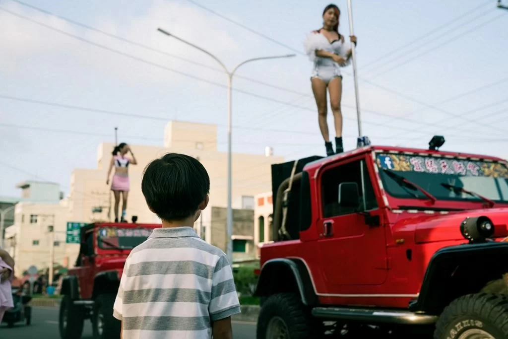 《路半》側寫民間信仰的走調，廟會居然安排女郎跳豔舞。