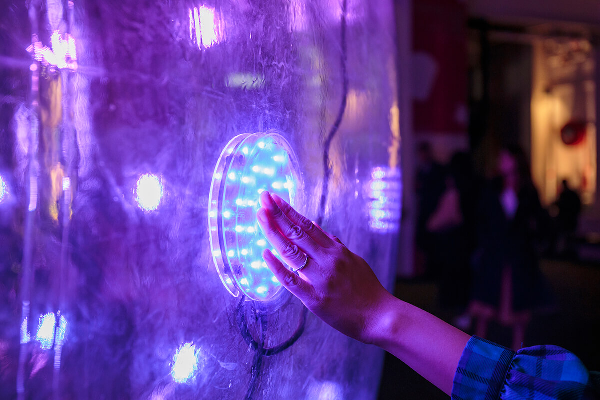 泡泡表面有106個LED燈塊，連接十六條聲頻。