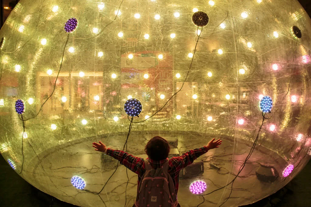 小孩子被巨型泡泡震撼了。