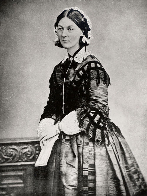 南丁格爾（Florence Nightingale）終身不嫁，在戰地照顧病人，得來「白衣天使」之名。