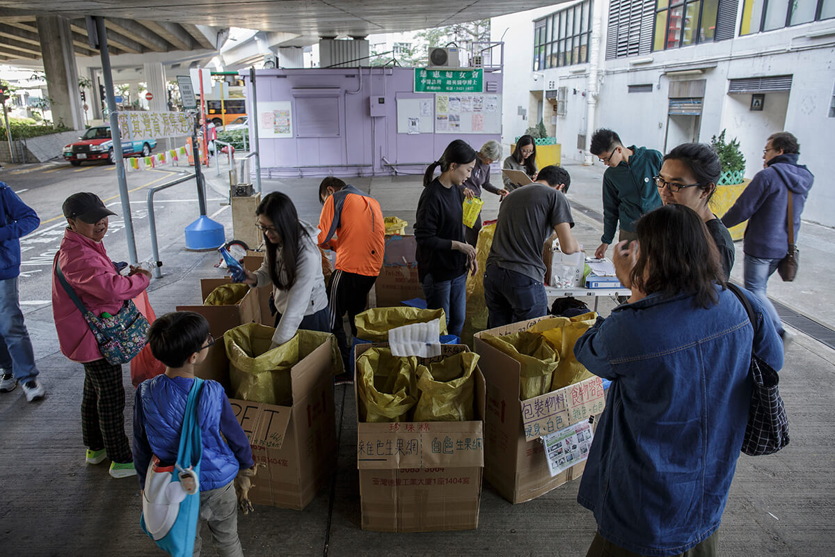 一般塑膠產品都會刻有編號，用以代表其塑膠 成分，「不是垃圾站」正是以編號來分類。