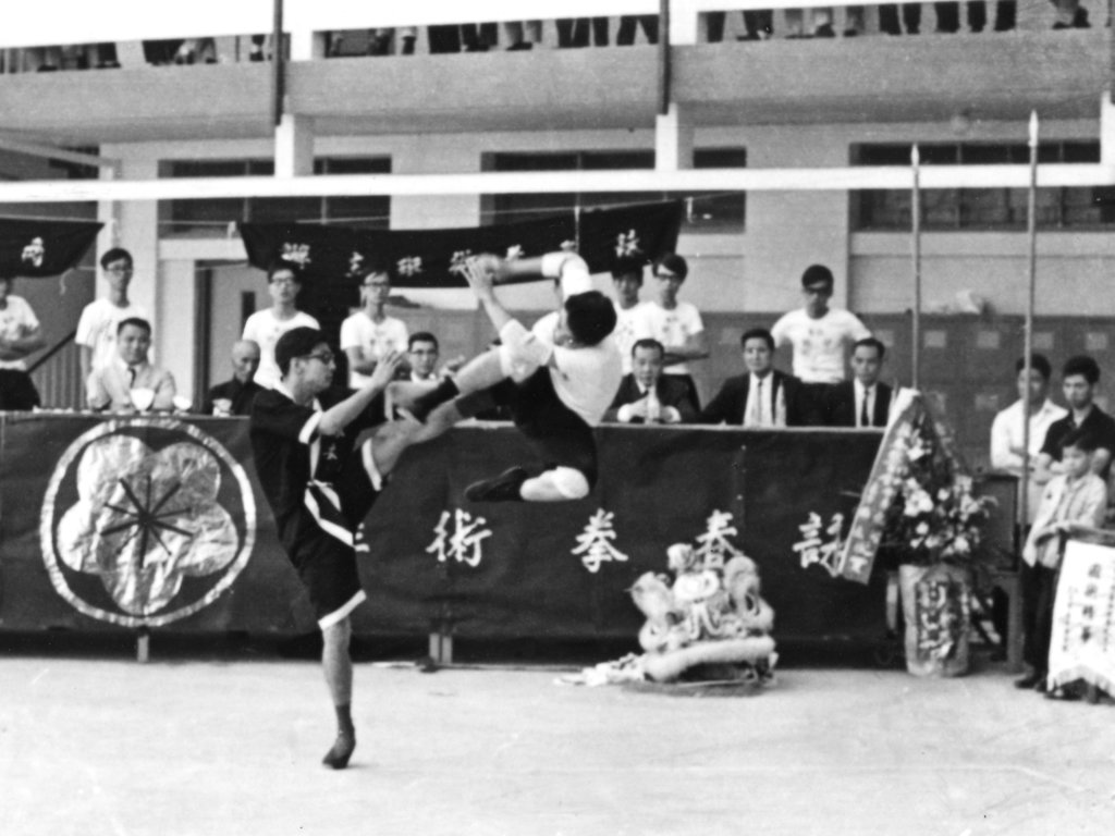 1969年11月，梁挺（前起腳者）於浸會首創詠春黐手大賽暨表演，葉問在場擔任貴賓。