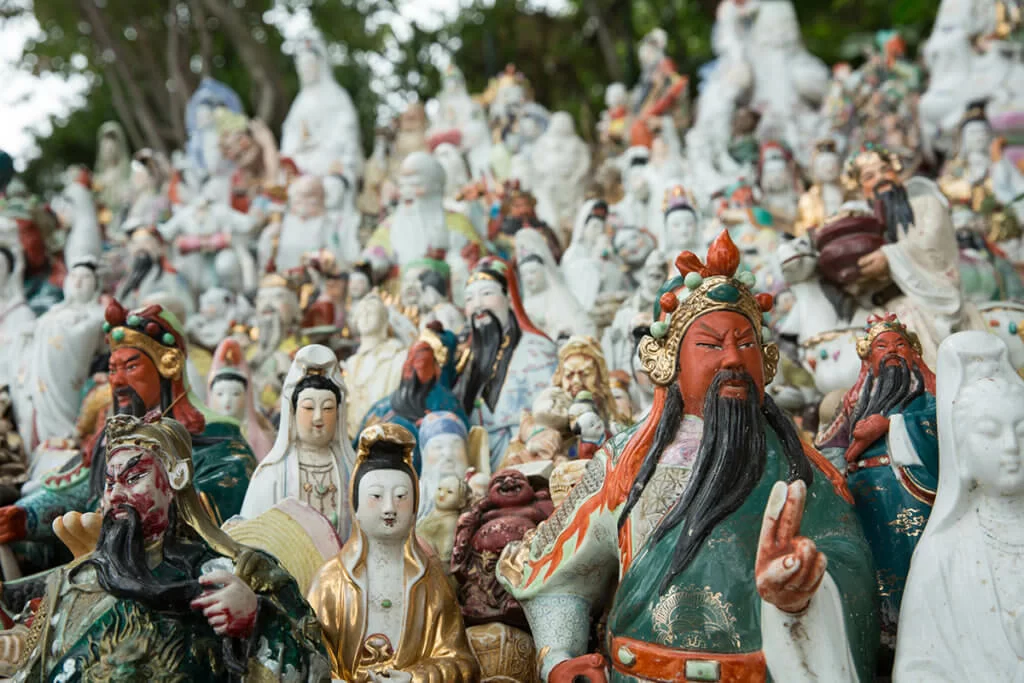 華富邨一處面海斜坡上，放滿了人們搬家
而留下的佛像，當中有不少關公像。