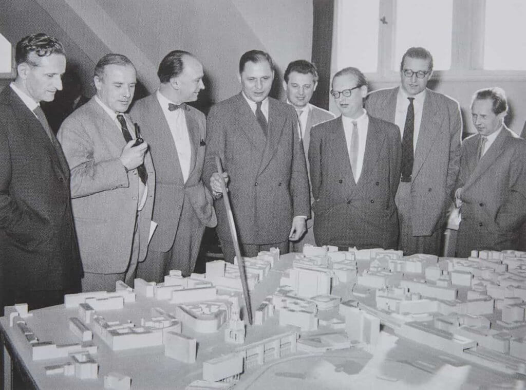 1956年，德國參議員Rolf Schwedler和參與重建Kaiser Wilhelm Gedächtniskirche競賽的建築師們。