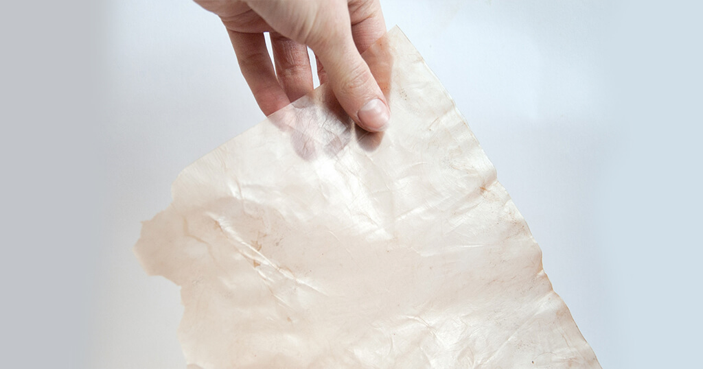 物料乾燥後成半透明的薄片，質感與紙張、塑料及皮革具有相似的特性。