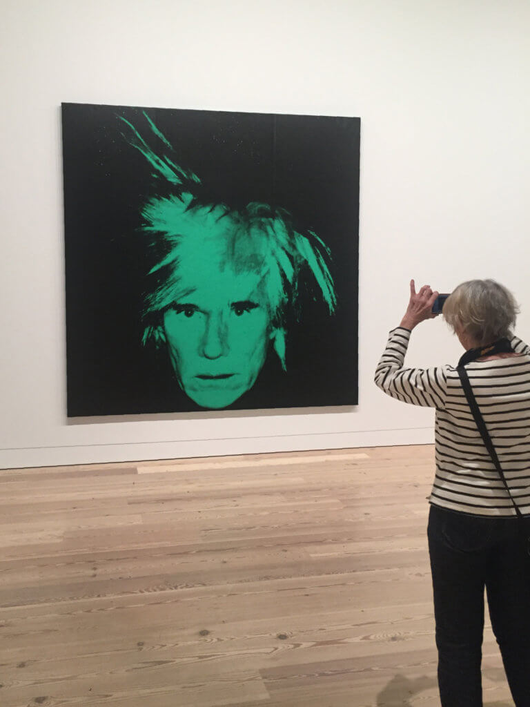 Warhol認為每個人的藝術都有價值，然而，他的名氣維持了為數多個十五分鐘，至今仍無退減，他的藝術風格被後世模仿，為藝術界開拓一條全新的道路。