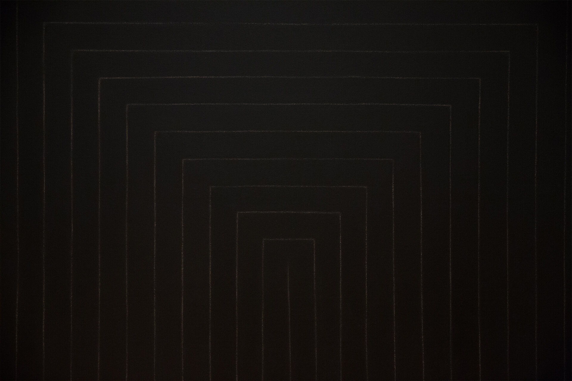 近看才發現是美國大師Frank Stella的作品，線與線之間的距離是畫布的厚度。