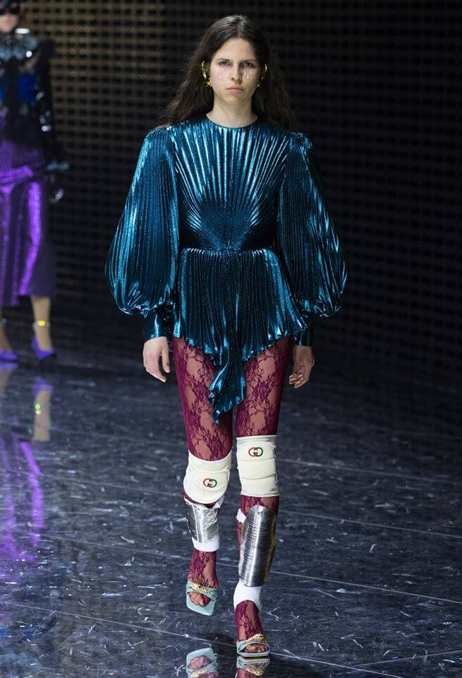 Gucci FW19 女模特兒穿上藍色寬衫