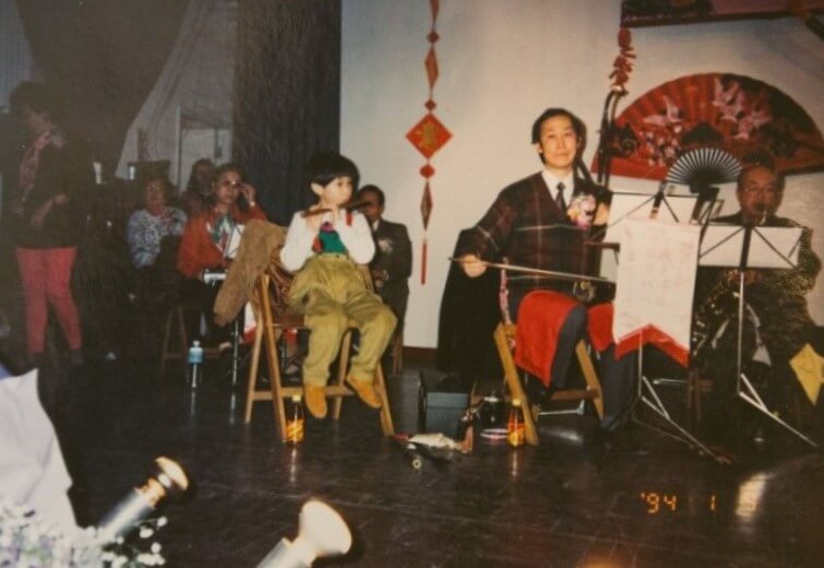 九歲的志江已跟住擔任頭架的爸爸陳伯定四出表演。