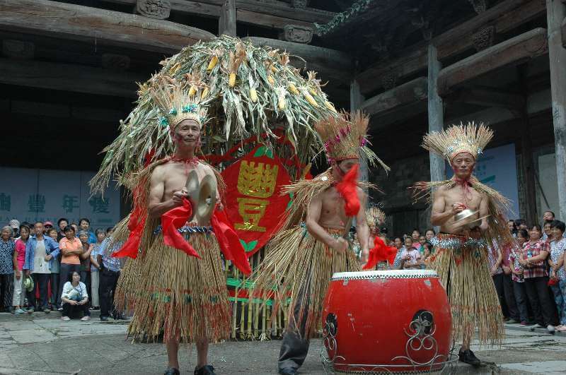 首屆碧山豐年慶，村民身穿稻草裝在祠堂進行傳統祭祀儀式「出地方」，祈求平安。