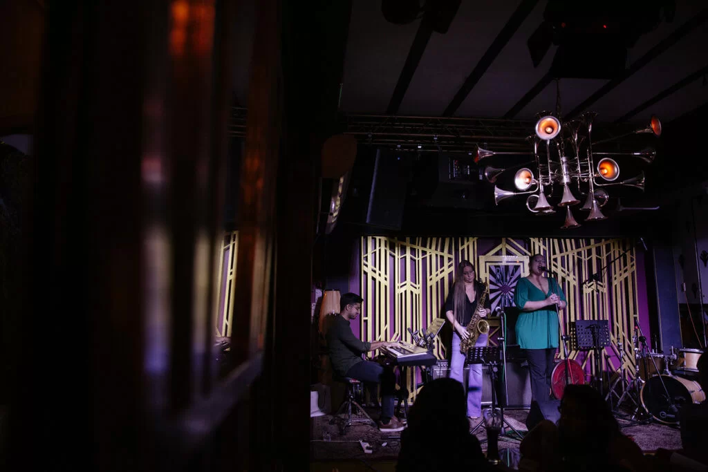 被政府收回公眾娛樂牌照前，Blu Jaz Cafe接近每一晚在底層也有爵士樂演出。