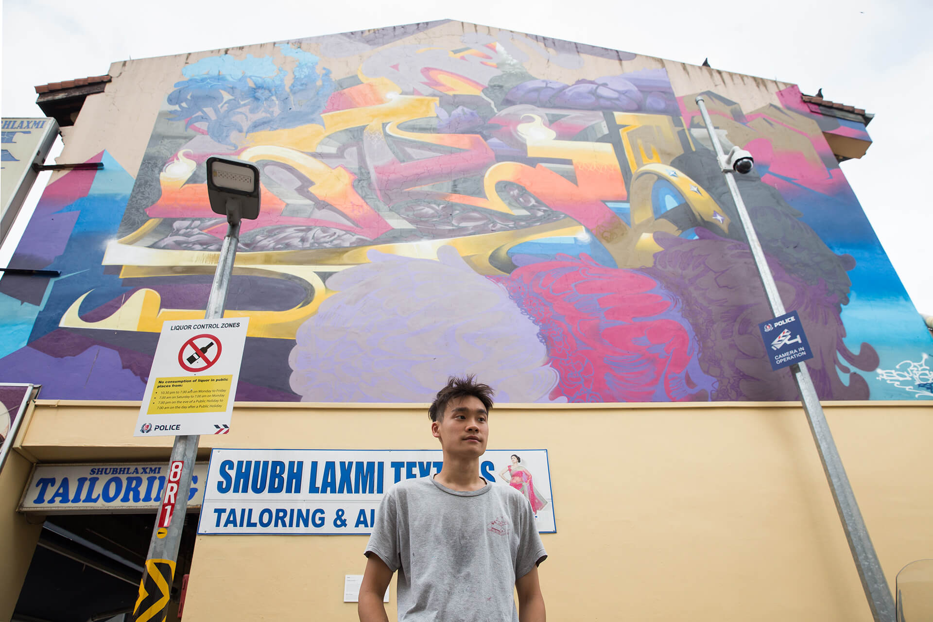 SONG在藝術學院讀油畫，誤打誤撞卻愛上了塗鴉，背後的《A Scent of Lights》是他在新加坡畫過最大幅的壁畫。