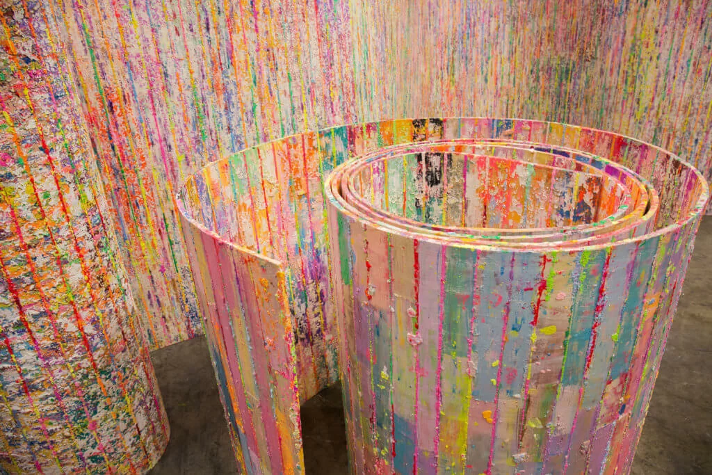 觀眾可以走近作品細看藝術家如何使用顏料