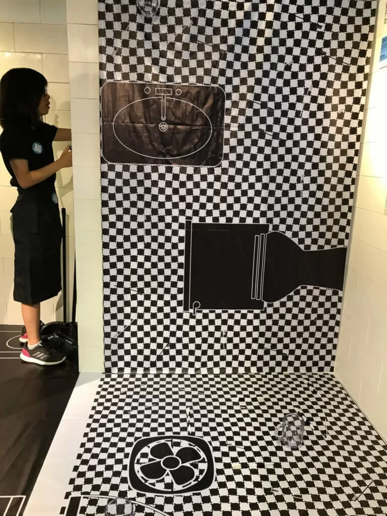 腦退化症的徵狀之一，是視覺空間出現問題。我們在腦化廁所中設計了一個視覺幻象空間，當你嘗試在其中尋找牙刷與漱口杯配對時，可有空間錯覺的體會？