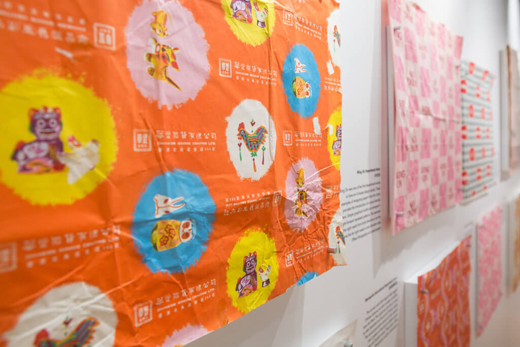 譚智恒認為華豐國貨有限公司花紙設計受現代主義藝術影響，重複的圓形印上傳統中國布偶圖案。